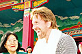 Чемпион мира по карате Чак Норрис во время посещения буддийского храма